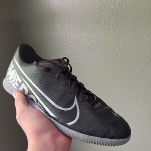 NIKE JR VAPOR 13 CLUB IC INDOOR BLACK/BLACK AT8169-001 Men’s Size 10